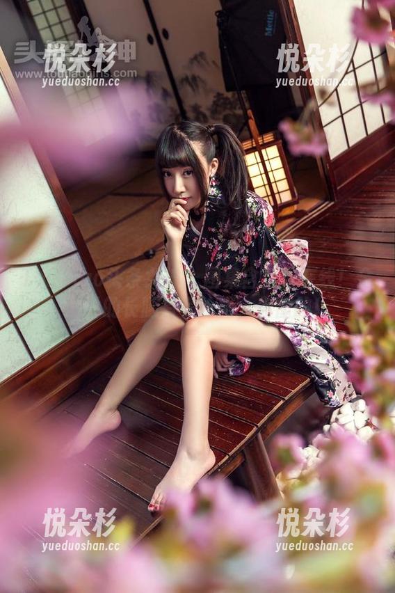 TouTiao头条女神 - 图集含金量在线！金圣雪的长腿有多抢眼，你懂的！