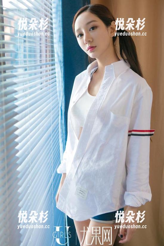 UGirls尤果网 - 定制写真新风潮，欣杨Kitty与裤里丝的完美碰撞。