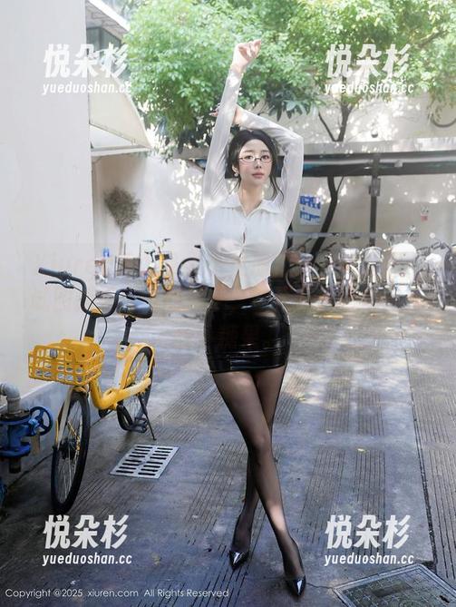Xiuren秀人网-小果冻儿 Xiuren秀人网 - 小果冻儿的天使写真:试图捕捉天使的风采,结果她自己才是那颗小糖果。