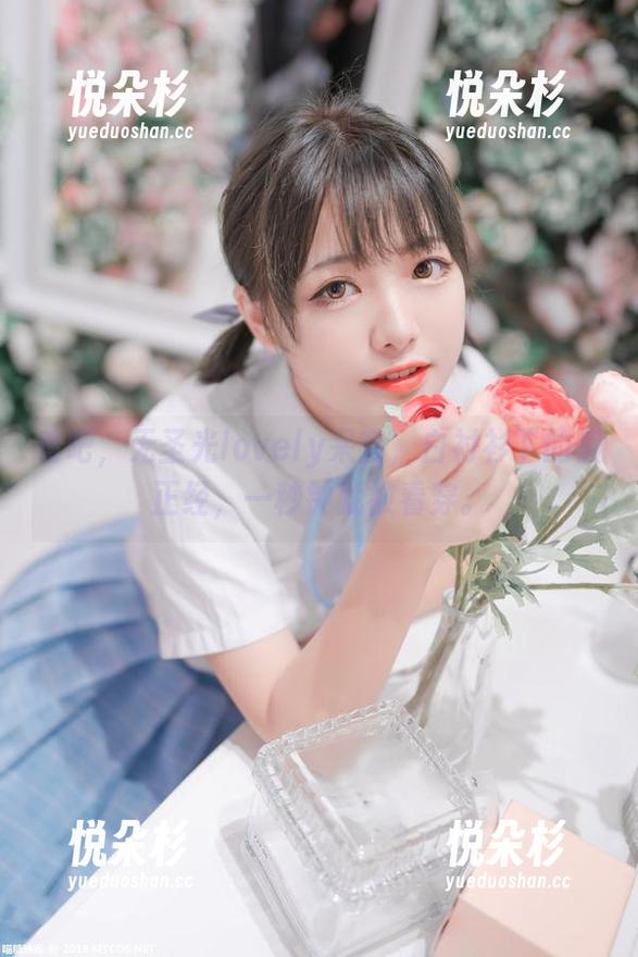 看吧，无圣光lovely呆玄，白衬衫下的假正经，一秒钟就被看穿。