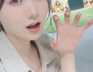吊带枕边的惬意，けん研那么随意地穿搭，有些脑洞大开。