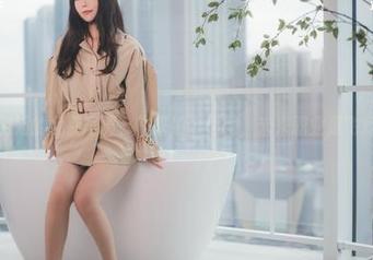 一智智空姐的免费写真，快来拍个翅膀，未来职业是飞行员嘛？