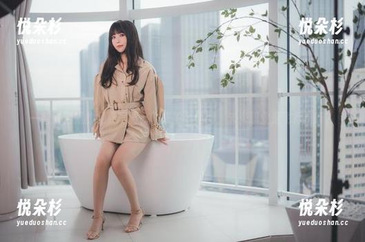 一智智空姐的免费写真，快来拍个翅膀，未来职业是飞行员嘛？