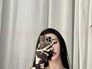 微密圈 – 不爱笑的赛琳的私拍美学：当西服遇上缠绵的渔网丝袜