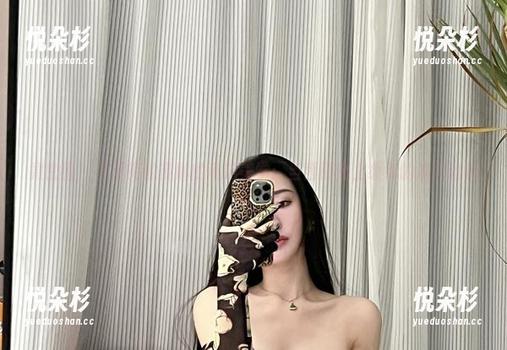微密圈 - 不爱笑的赛琳的私拍美学：当西服遇上缠绵的渔网丝袜