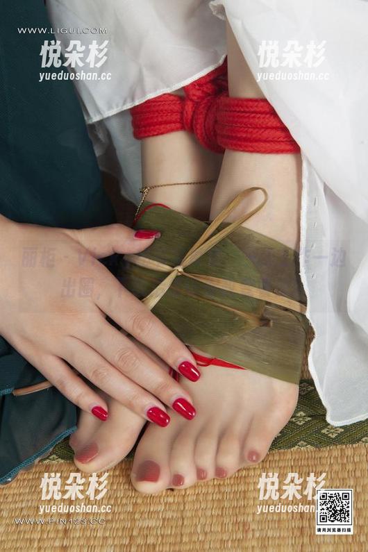 丽柜-vicky 丽柜 - Vicky秘书写真集:一边工作一边出圈,下载后保证你改变看法!