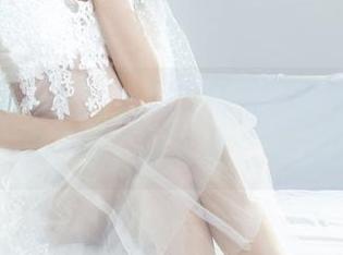 丽柜 – 精选王炜炜的网袜写真集，看这一身不经意的撩拨气息。