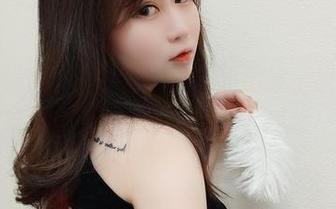 依依超级懒又来了，黑丝制服图集上线，下载后记得给朋友留点想象空间哦！