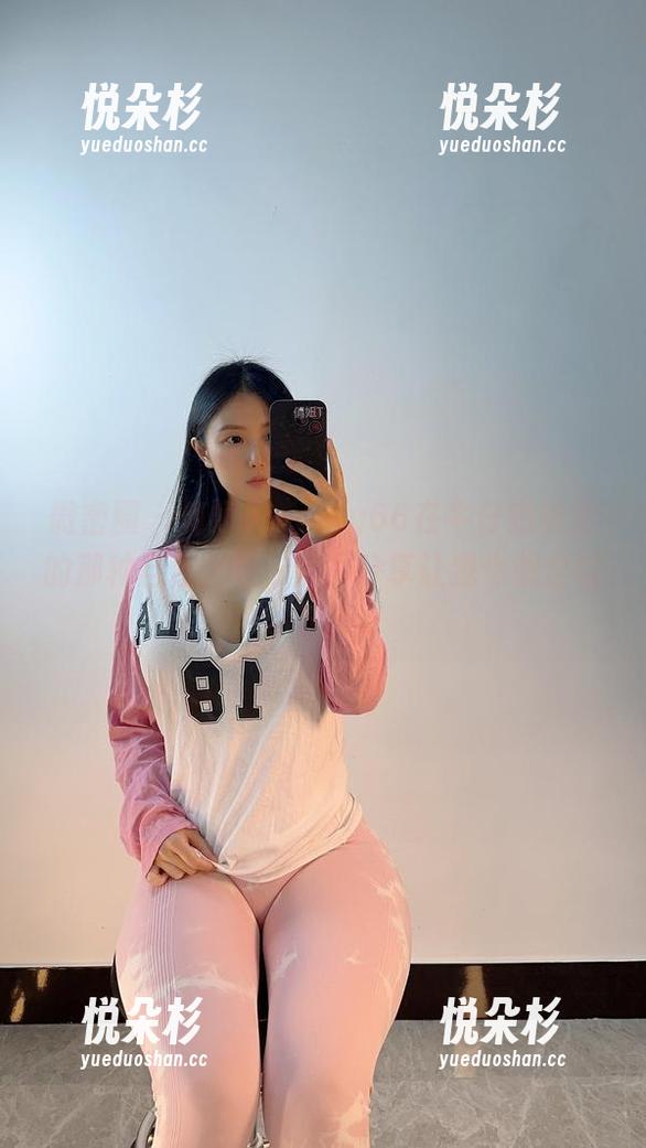 微密圈 - 俏妞qiaoniu66在牛仔短裤里的那种自信，唉，图片分享让我也想尝试一下了。