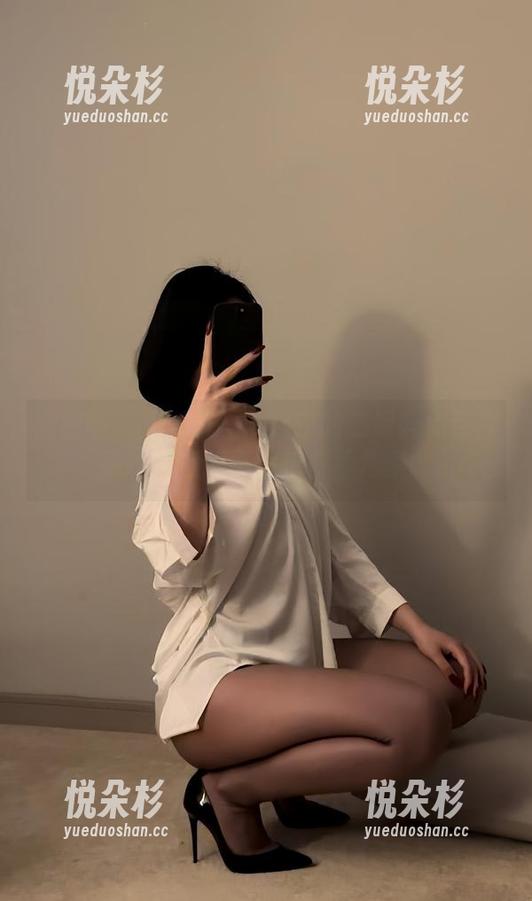 微密圈 - 无法抗拒的保守的二舅妈免费校服图片，忍不住想多看几眼。