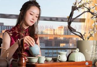 克拉女神 – 坐着线上看芝月的灰丝，谁能不小声嘀咕一句：这衣服真有意思？
