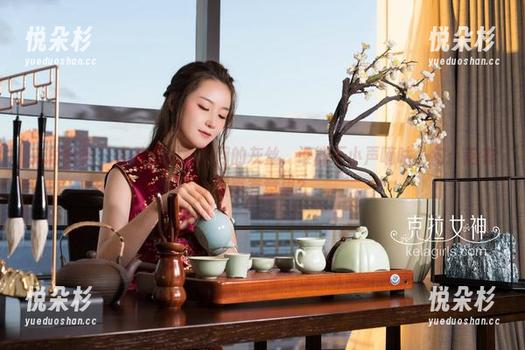 克拉女神 - 坐着线上看芝月的灰丝，谁能不小声嘀咕一句：这衣服真有意思？