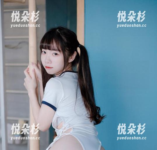 可可小白兔的最新图集：肉丝脱离了餐桌，您怎么看？
