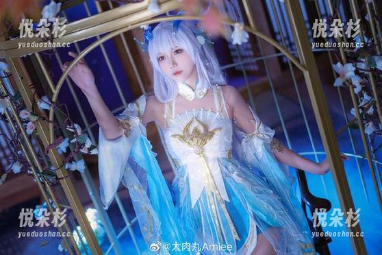 看大肉丸Amiee摆弄校服cos，图册里也有些小尴尬