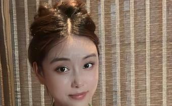 微密圈 – 私拍奶雯的黑皮裙图包，似乎每一张都有个故事，但我又听不清，只能静静欣赏。