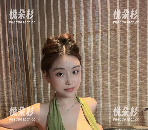 微密圈 - 私拍奶雯的黑皮裙图包，似乎每一张都有个故事，但我又听不清，只能静静欣赏。