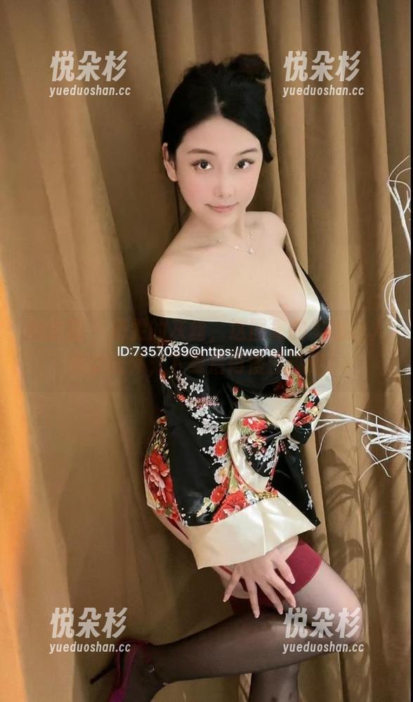 微密圈 - 奶雯的灰丝，这图集的美感让人难以忘怀，下载后再慢慢琢磨！