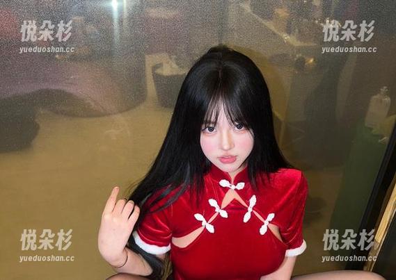 微密圈 - 小优优子在线，水手服搭配法则完全挑战了我的审美底线。
