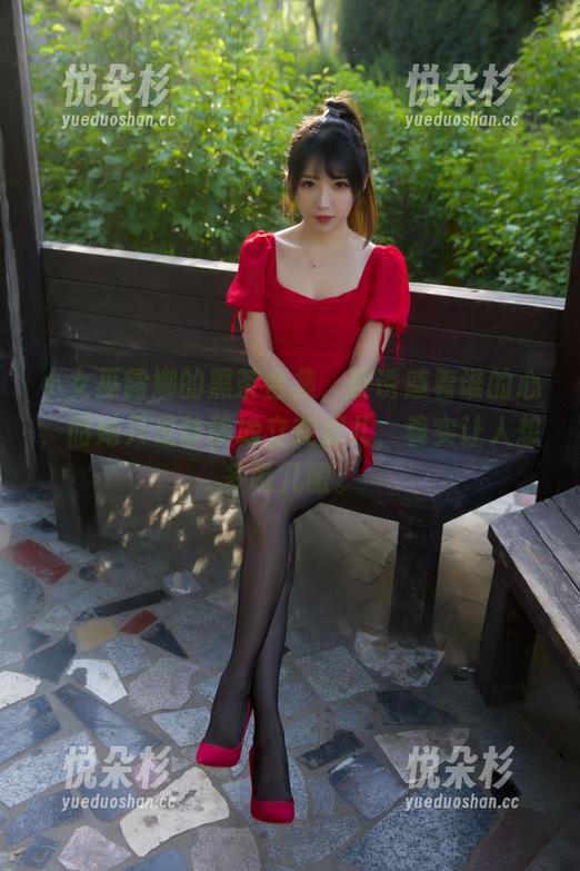 小女巫露娜的黑茶合集，茶诱惑着谁的心，而她只是静静地立在那儿，着实让人想多瞧几眼。