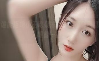 微密圈 – 谁能拒绝小玉吃果冻的护士福利图呢？真是让人眼前一亮。