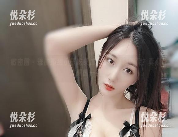 微密圈 - 谁能拒绝小玉吃果冻的护士福利图呢？真是让人眼前一亮。