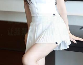 尤蜜荟 – 原图中的周思乔Betty和白裙子的搭配，让我禁不住想问：能不能换个颜色？
