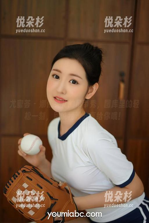 尤蜜荟 - 娜依灵儿的吊带秀，图库里的轻松一刻，别说我没分享给你哦！