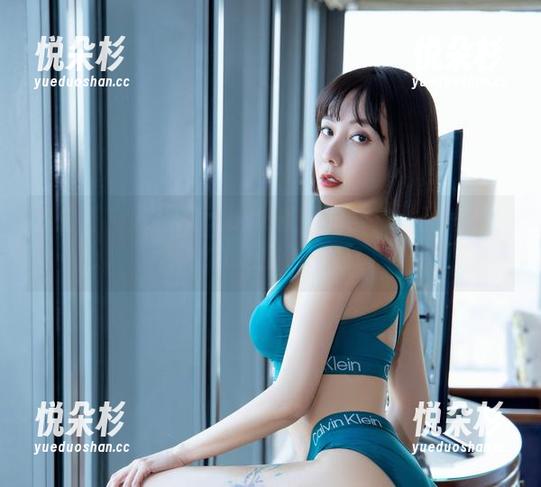微密圈 - 果儿Victoria的写真合集：骚气十足，献礼还得加点料！