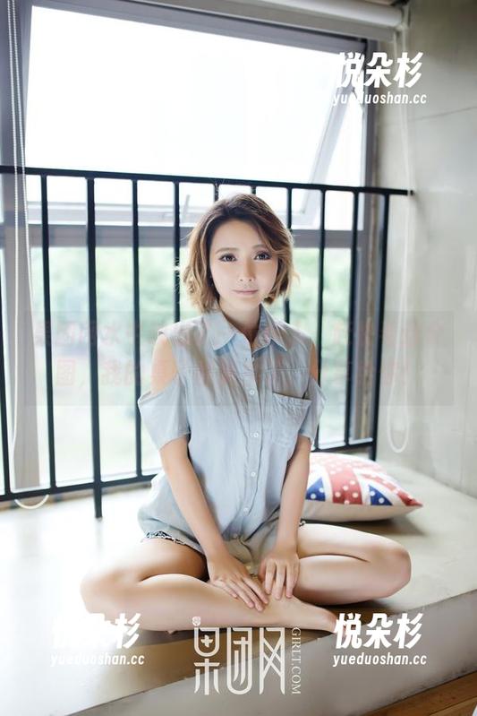 果团网水中映出了一位伊人，赶快看这个图，我的桌子都漏水了，分享给你！
