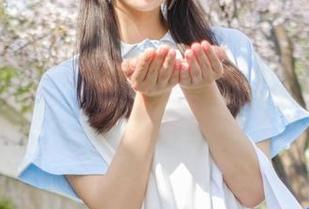 柴系小乖 – 生煎团团的在线短裤作品：风扇都不敢开啊！