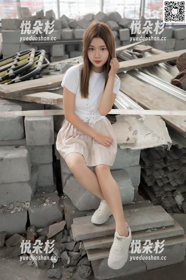 梦丝女神 - 刘佳的笔直丝袜腿：原图让你惊呼的是不是腿精哇！精选的时刻太真实了！