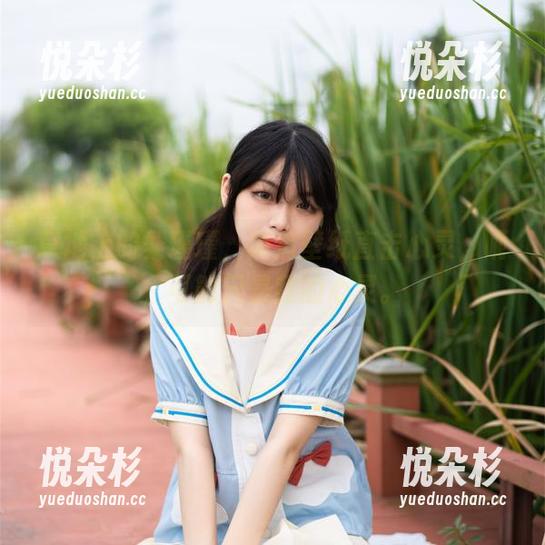 草地上的梨瑾瑾，高清壁纸直击心灵，呃，可能只是我的心灵。