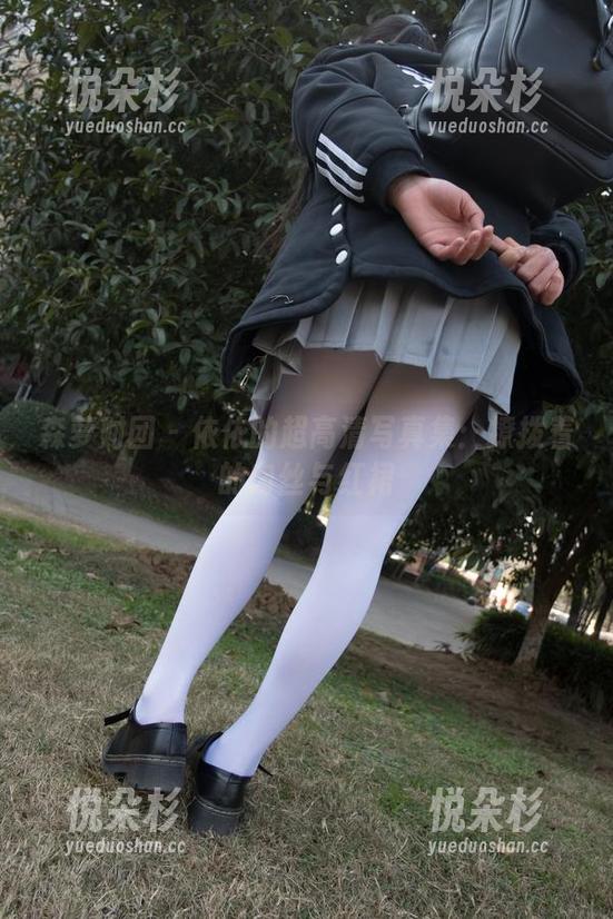 森萝财团 - 依依的超高清写真集：撩拨着的肉丝与红裙