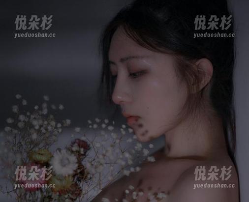 樱晚gigi私拍图集——停电了，晚哥用手机照明装扮迷踪！
