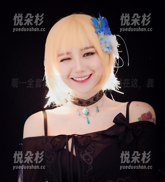呃…全套高跟鞋，洛丽塔大哥站在这，我是该盯着看吗？