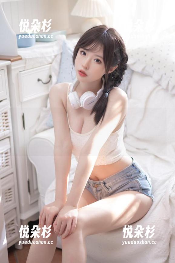 每次看清水由乃的最新比基尼图片，我脑海里就开始放起自制的背景音乐，太容易沉迷了。