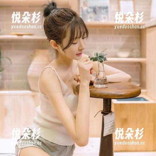 看！王羽杉的泳装高清秀，泳池边的风景比人还迷人。