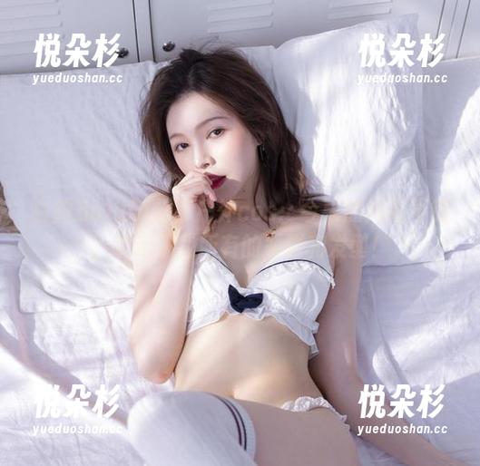 白露Bululu分享户外cos：今天的风真不错，吹走了我所有的紧张和发型！