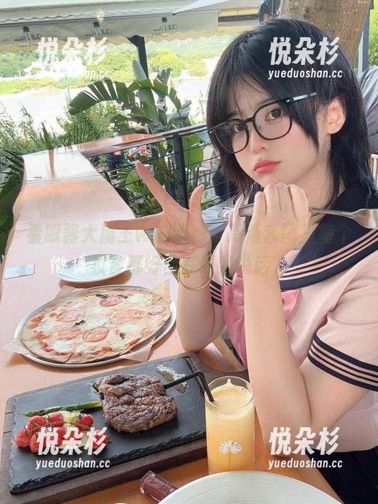 看眼酱大魔王w的婚纱，高清套图里每个妆容都好像在跟我说话。
