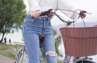 秀人网 – 养乐多Doll的最新制服套图，我的天，谁说制服不能穿得有趣？