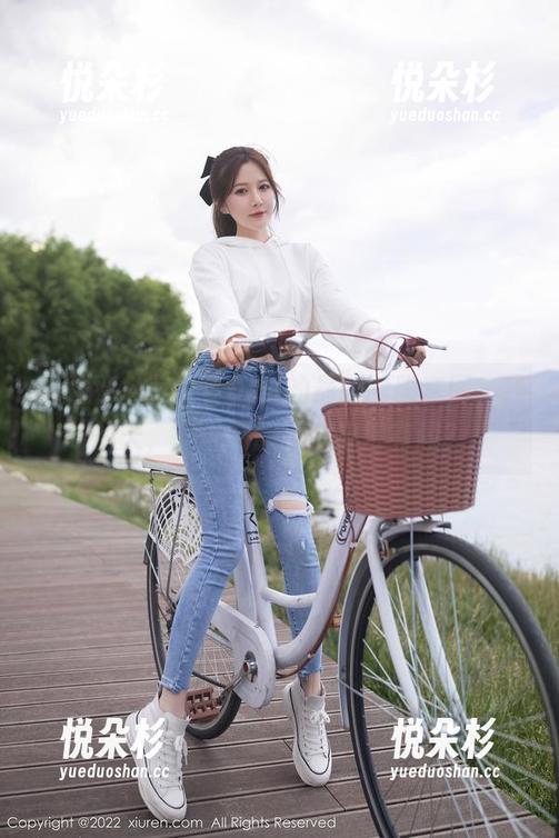 秀人网 - 养乐多Doll的最新制服套图，我的天，谁说制服不能穿得有趣？