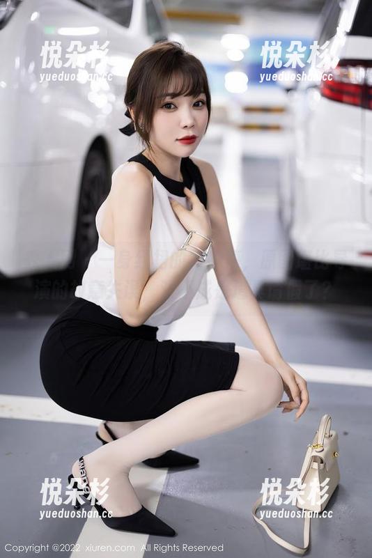 秀人网 - 一身红裙的刘婷婷，原图堪比导演的故意失误，难不成是道具请假了？