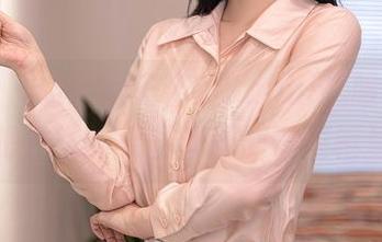 秀人网 – 定制的王馨瑶Yanni礼服，够让我把日常的无聊都压倒在衣柜里。