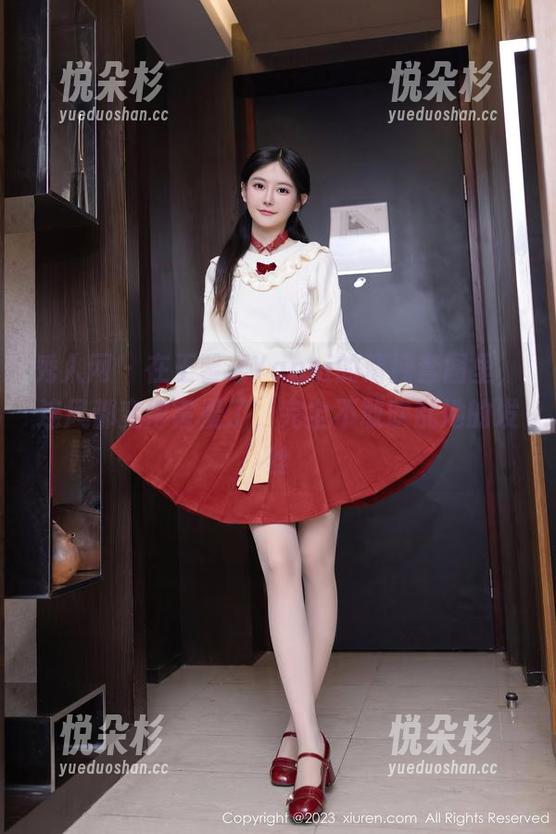 秀人网 - 在王馨瑶Yanni的清纯套图里，连风都变得害羞了，完全不敢吹乱她的发丝