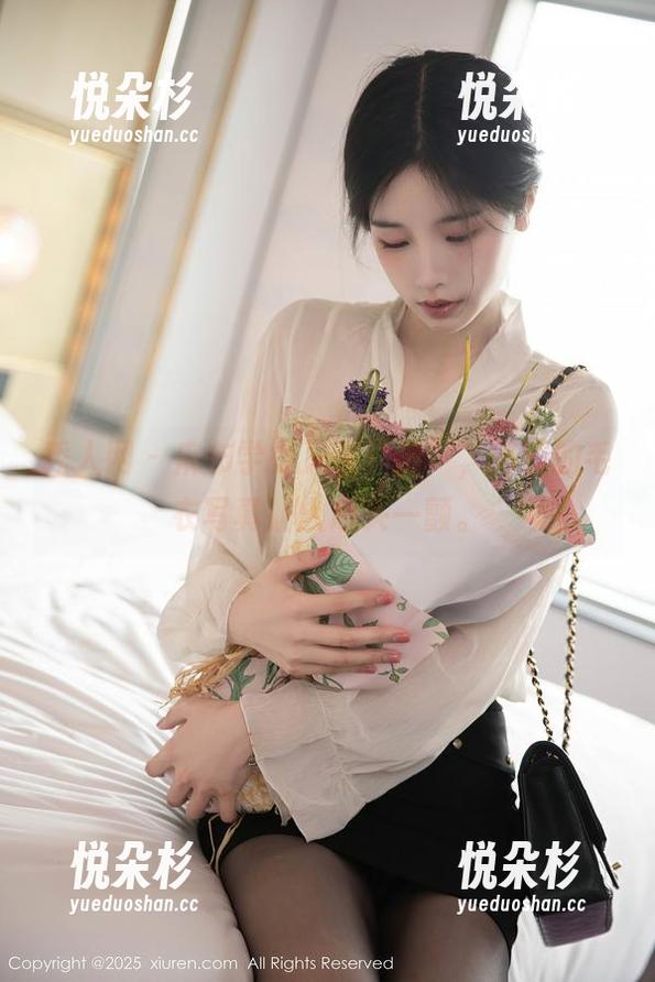 秀人网 - 麻布学妹又来“撩”，高清的毛衣写真让人心头一颤。