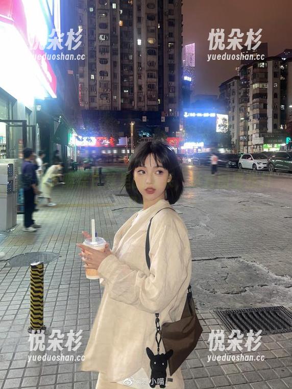 看舞小喵在白丝里的风采，这套图要我打几分？