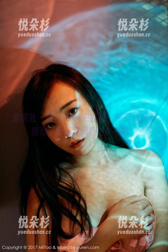 蜜桃社 - 露西Lucy在撒娇，吊带也蛮有意思，作品里藏着些小心机。