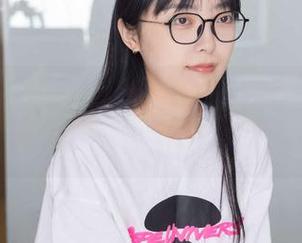 袜啵啵 – 沉迷于稚予的深蓝丝海洋，图片好似轻柔的浪潮，原图则在耳边低语！