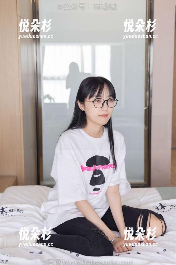 袜啵啵 - 沉迷于稚予的深蓝丝海洋，图片好似轻柔的浪潮，原图则在耳边低语！