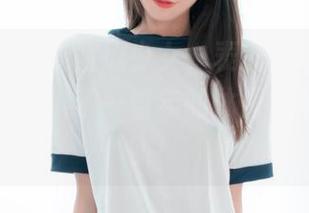 短袖无外套的西瓜少女，表现得就像白云森林为她提供了一整年的休假，照片超真实！